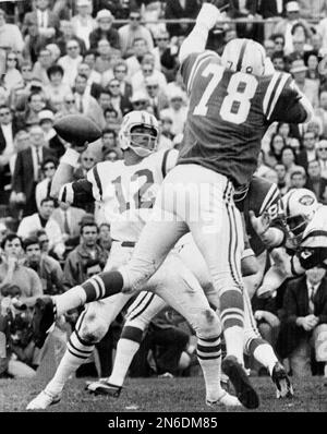 New York Jets quarterback Joe Namath (12) drops back to pass in Super Bowl  III, Jan. 12, 1969 in Miami, Fl. (AP Photo Stock Photo - Alamy