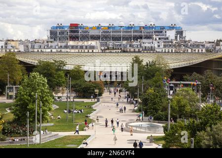 Les Halles, Centre Georges Pompidou (Beaubourg) in the background, Paris, France Stock Photo