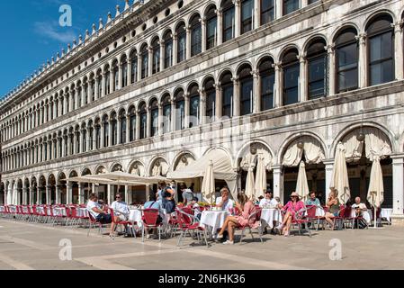 Cafe in front of Procuratie Vecchie, Old procuracies, building by Bartolomeo Bon, Piazza San Marco, St Mark's Square, Venice, Italy Stock Photo