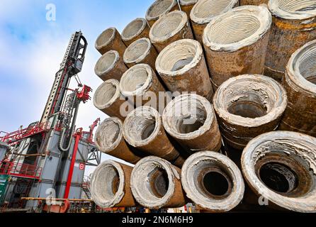 10 February 2023, Brandenburg, Potsdam: At the 'Construction Site Open Day', the 33-meter-high drilling rig can be seen next to drill pipes at the deep geothermal energy construction site. Since mid-December 2022, drilling has been underway at Heinrich-Mann-Allee on behalf of Stadtwerke Potsdam's Energie und Wasser GmbH. On the same day, residents of Potsdam were able to find out about the current status of the work at the open construction site day. Around 2000 meters are to be drilled into the depths here. The natural geothermal heat for is to be used later for the heat supply. Photo: Patric Stock Photo