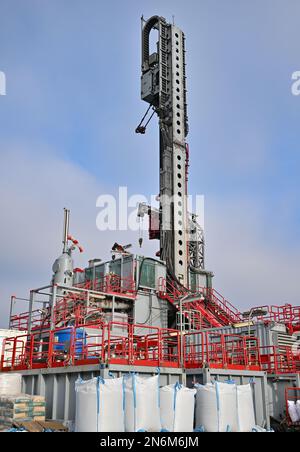 10 February 2023, Brandenburg, Potsdam: During the 'Construction Site Open Day', the 33-meter-high drilling tower can be seen at the deep geothermal energy construction site. Since mid-December 2022, drilling has been underway at Heinrich-Mann-Allee on behalf of Stadtwerke Potsdam's Energie und Wasser GmbH. On the same day, residents of Potsdam were able to find out about the current status of the work at the open construction site day. Around 2000 meters are to be drilled into the depths here. The natural geothermal heat for is to be used later for the heat supply. Photo: Patrick Pleul/dpa/ZB Stock Photo