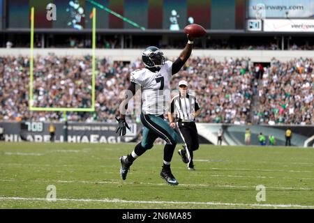 Michael Vick of the Philadelphia Eagles rushes during a game against  Philadelphia  eagles cheerleaders, Philadelphia eagles football, Michael vick