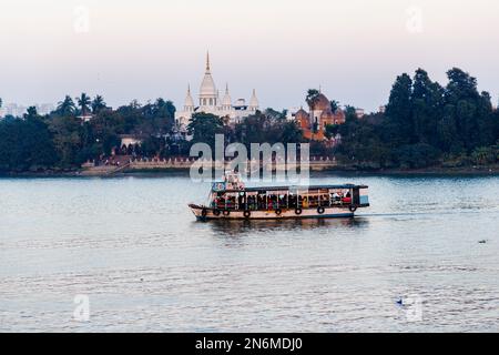 Local passenger ferry by ISKCON Panihati Hindu temple on the bank of the Hooghly River, Khardaha, by Panihati Ferry Ghat, Calcutta, West Bengal, India Stock Photo