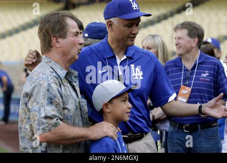 Former Los Angeles Dodgers player Ron Cey, left, poses for a photo with  fans before the Dodgers' baseball game against the San Francisco Giants in  Los Angeles on Saturday, Sept. 14, 2013. (AP Photo/Reed Saxon Stock Photo -  Alamy
