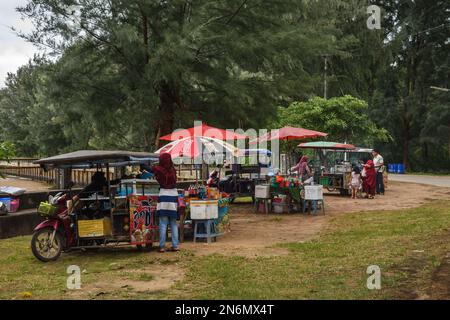 Street food and drink vendors at the Laem Kho Kwang beach in Ko Lanta, Krabi, Thailand. December 4, 2022. Stock Photo
