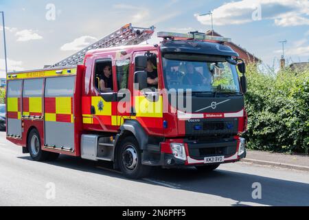 A fire engine and crew from Dorset and Wiltshire fire service arriving to attend a house fire in Swindon Stock Photo