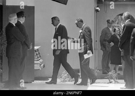 Baseball player Joe DiMaggio at Marilyn Monroe funeral Stock Photo - Alamy