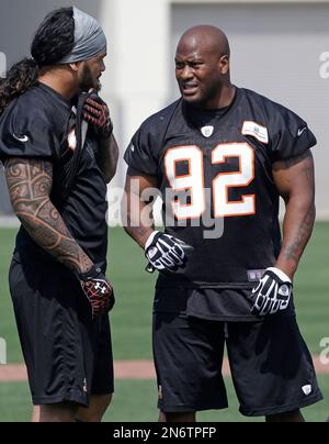 Cincinnati Bengals linebacker Rey Maualuga adjusts his hair during practice  at NFL football training camp on Wednesday, Aug. 10, 2011, in Georgetown,  Ky. (AP Photo/Al Behrman Stock Photo - Alamy