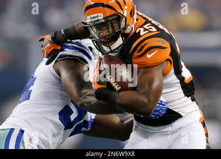 Photo: Dallas Cowboys Gerald Sensabaugh tackles New York Giants Bear Pascoe  at MetLife Stadium in New Jersey - NYP20120101112 