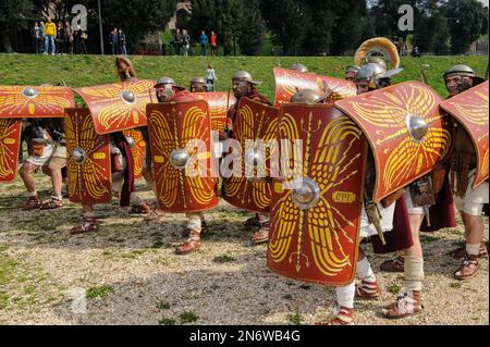 Traditionsgruppe Römische Soldaten üben Kampfszene in nachgestellte ...