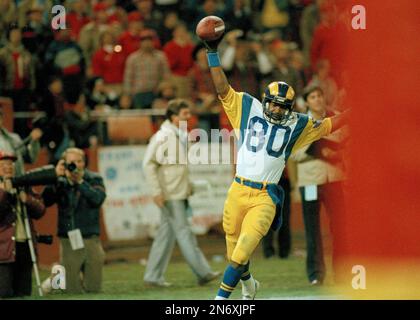 1990 Press Photo Los Angeles Rams Wide Receiver Henry Ellard Catching  Football