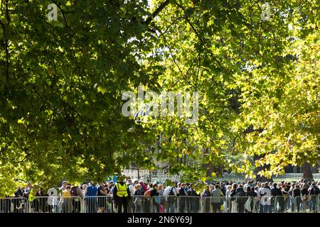 People queue and wait for the lying-in-state to pay their respects to the late Queen Elizabeth II in central London. Stock Photo