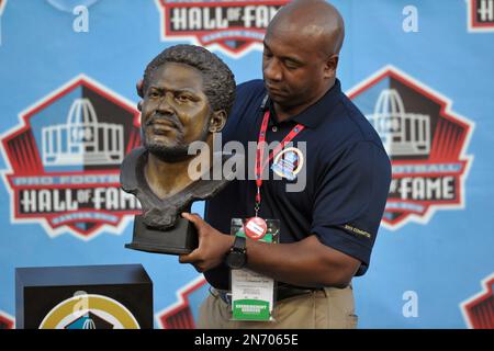 Football Hall of Fame member Eric Dickerson (R) jokes with fellow member  and former St. Louis Rams running back Marshall Faulk following a ceremony  honoring Faulk during halftime of the Cincinnati Bengals - St. Louis Rams  football game at the Edward