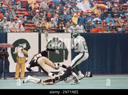 New York Jets Al Toon, right, clutches the ball as New Orleans Saints  defenders Brett Maxie (39) and Johnnie Poe fail to stop Toon as he races 62  yards for a touchdown at Giants Stadium in East Rutherford, N.J., Oct. 26,  1986. (AP Photo/Bill Kostroun S