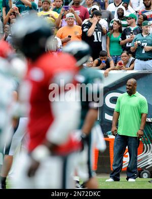 Donovan McNabb's Jersey Retired at Halftime of Eagles vs. Chiefs