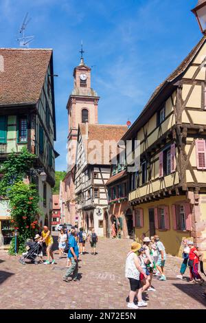 Riquewihr (Reichenweier, Richewihr), Old Town, half-timbered houses, L'église protestante Sainte-Marguerite (Protestant church) in Alsace (Elsass), Haut-Rhin (Oberelsass), France Stock Photo