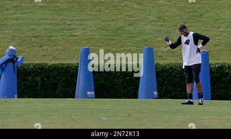 Carolina Panthers' Cam Newton (1) motivates his team late in an NFL  football game against the Dallas Cowboys, Thursday, Nov. 26, 2015, in  Arlington, Texas. (AP Photo/Michael Ainsworth Stock Photo - Alamy