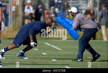 DAL2000010201 - 02 JANUARY 2000 - DALLAS, TEXAS, USA: New York Giants  quarterback Kerry Collins is sacked by Dallas Cowboy Leon Lett during the  second quarter of the Cowboys-Giants game. The Cowboys