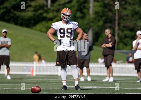 Cleveland Browns outside linebacker Paul Kruger rushes the passer during an  NFL football game against the Pittsburgh Steelers Sunday, Oct. 12, 2014, in  Cleveland. Cleveland won 31-10. (AP Photo/David Richard Stock Photo - Alamy