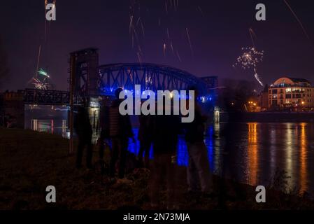New Year's Eve rockets, onlookers at the river Elbe, Magdeburg, Saxony-Anhalt, Germany Stock Photo