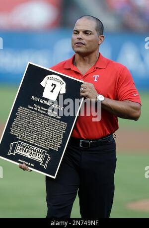 Rangers retire Ivan Rodriguez's No. 7 following Hall of Fame induction