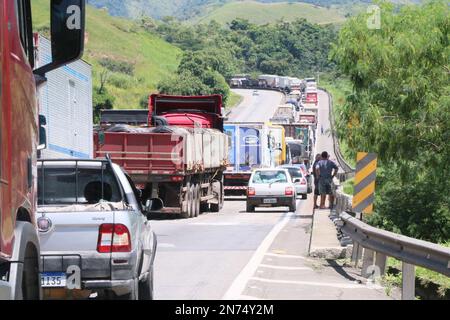 Rio de Janeiro, Rio de Janeiro, Brasil. 10th Feb, 2023. (INT) Interdiction of BR-116 highway (Via Dutra). February 10, 2023, Rio Janeiro, Brazil: Congestion caused by the interdiction of stretches of the BR-116 highway (Via Dutra), the main land connection between Rio de Janeiro and Sao Paulo, on Friday (10). The CCR RioSP concessionaire, which manages the BR-116 (Via Dutra), informed that, due to the heavy and intense rains of the last few days, which hit several stretches of the highway and cause a risk of landslides, it was necessary to completely interdict the stretch of Serra das Arara Stock Photo