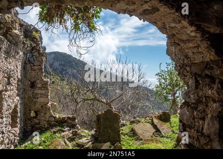 A ruined house at the famous path of the Gods at the Amalfi coast, Southern Italy Stock Photo