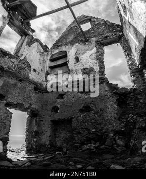 A ruined house at the famous path of the Gods at the Amalfi coast, Southern Italy Stock Photo