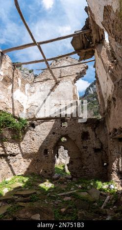 A ruined house at the famous path of the Gods at the Amalfi coast, Southern Italy Stock Photo