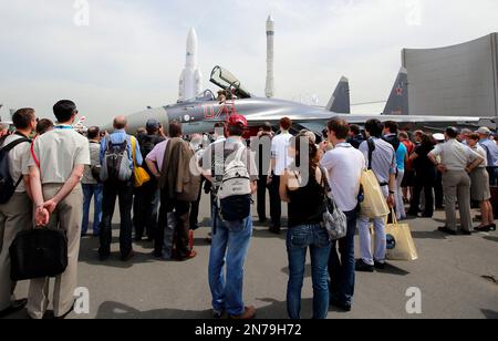 Visitors look at a Sukhoi SU-35 made by United Aircraft