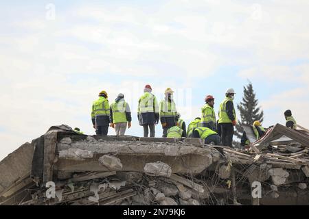 Kahramanmara, Turkey. 10th Feb, 2023. Rescue team makes an attempt on the wreckage. Turkey experienced the biggest earthquake of this century at the border region with Syria. The earthquake was measured 7.7 magnitudes. (Photo by Tunahan Turhan/SOPA Images/Sipa USA) Credit: Sipa USA/Alamy Live News Credit: Sipa USA/Alamy Live News Stock Photo