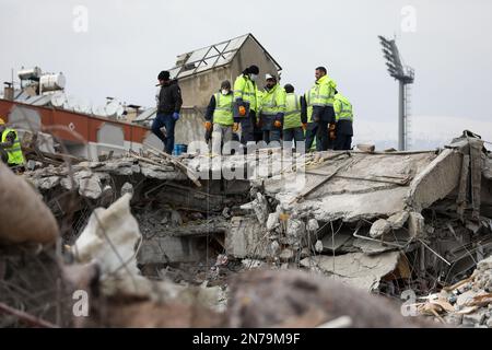 Kahramanmara, Turkey. 10th Feb, 2023. Rescue team makes an attempt on the wreckage. Turkey experienced the biggest earthquake of this century at the border region with Syria. The earthquake was measured 7.7 magnitudes. (Photo by Tunahan Turhan/SOPA Images/Sipa USA) Credit: Sipa USA/Alamy Live News Credit: Sipa USA/Alamy Live News Stock Photo