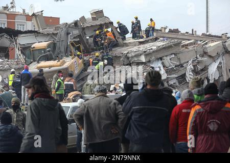 Kahramanmara, Turkey. 10th Feb, 2023. Rescuers are seen searching for people in the wreckage. Turkey experienced the biggest earthquake of this century at the border region with Syria. The earthquake was measured 7.7 magnitudes. (Photo by Tunahan Turhan/SOPA Images/Sipa USA) Credit: Sipa USA/Alamy Live News Credit: Sipa USA/Alamy Live News Stock Photo