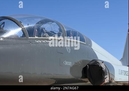 A T-38 Talon sits on the flightline at Davis-Monthan Air Force Base, Ariz., Feb. 7, 2023. The T-38 Talon is often used as a trainer aircraft for future pilots of the F-15E Strike Eagle, F-15C Eagle, F-16 Fighting Falcon, B-1B Lancer, A-10 Thunderbolt and F-22 Raptor. (U.S. Air Force photo by Airman 1st Class Vaughn Weber) Stock Photo