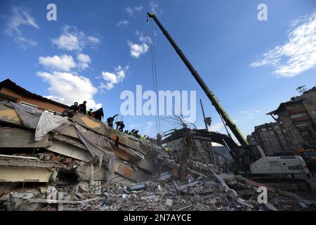 Antakya, Turkey. 10th Feb, 2023. Rescue workers search for survivors among the rubble of a destroyed building in Antakya, Hatay province, T¨¹rkiye, on Feb. 10, 2023. The death toll from Monday's devastating earthquakes climbed to 20,213 in T¨¹rkiye, while another 80,052 injuries were reported in the country, Turkish Health Minister Fahrettin Koca announced late Friday. Credit: Shadati/Xinhua/Alamy Live News Stock Photo