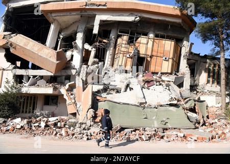 Antakya, Turkey. 10th Feb, 2023. A rescue worker walks past a damaged building in Antakya, Hatay province, T¨¹rkiye, on Feb. 10, 2023. The death toll from Monday's devastating earthquakes climbed to 20,213 in T¨¹rkiye, while another 80,052 injuries were reported in the country, Turkish Health Minister Fahrettin Koca announced late Friday. Credit: Shadati/Xinhua/Alamy Live News Stock Photo