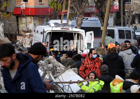 Antakya, Turkey. 10th Feb, 2023. Rescue workers transfer a survivor in Antakya, Hatay province, T¨¹rkiye, on Feb. 10, 2023. The death toll from Monday's devastating earthquakes climbed to 20,213 in T¨¹rkiye, while another 80,052 injuries were reported in the country, Turkish Health Minister Fahrettin Koca announced late Friday. Credit: Shadati/Xinhua/Alamy Live News Stock Photo