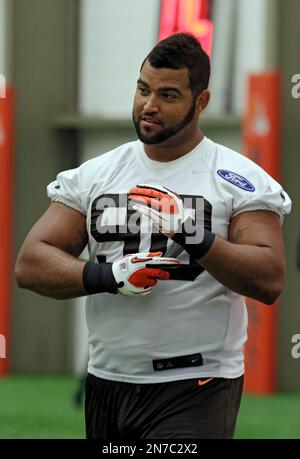 Cleveland Browns defensive lineman Billy Winn celebrates after the Browns  won 20-14 in an NFL football game against the Pittsburgh Steelers Sunday,  Nov. 25, 2012, in Cleveland. (AP Photo/Tony Dejak Stock Photo - Alamy