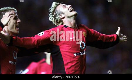 Manchester United's David Beckham celebrates at the end of the game against  Olympiakos Stock Photo - Alamy