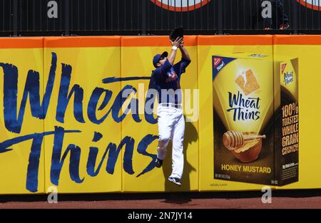 Philadelphia Phillies left fielder Raul Ibanez during a baseball game  against the San Francisco Giants, Wednesday, Sept. 22009, in Philadelphia.  (AP Photo/Matt Slocum Stock Photo - Alamy