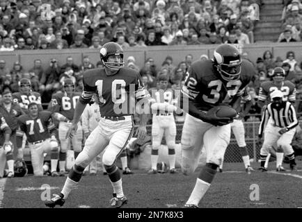 Fran Tarkenton, (10) Minnesota Vikings quarterback with teammate Carl Eller  (81), Jan. 7, 1974. Location unknown. (AP Photo/Ferd Kaufman Stock Photo -  Alamy