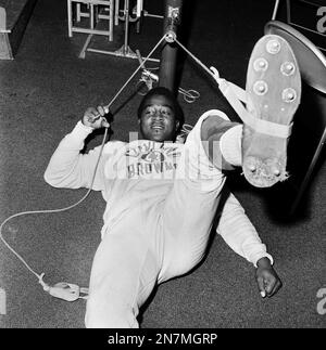 Leroy Kelley of the Cleveland Browns speeds through a crowd of Washington  Redskins on a 21-yard touchdown run in Cleveland, Nov. 26, 1967. (AP  Photo/Julian Wilson Stock Photo - Alamy