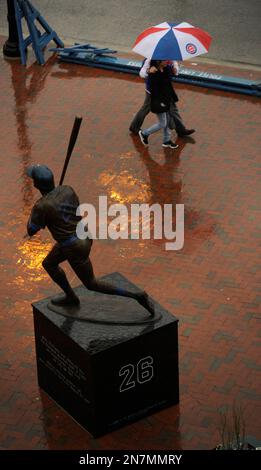 Ernie Banks bronze sculpture outside of Wrigley Field stadium in Chicago,  Illinois Stock Photo - Alamy