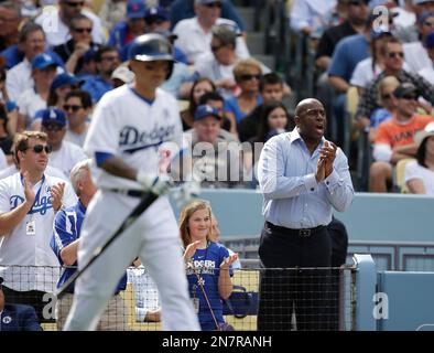 Los Angeles, United States. 20th Oct, 2021. Former Lakers great and Dodgers  part owner Magic Johnson (C) stands alongside Billie Jean King, another  Dodgers part owner, as Los Angeles Dodgers Justin Turner