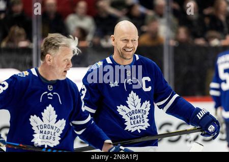The captain of Torontos veteran team, Mats Sundin (R), during the charity match 'Game for Borje' between the veteran teams Tre Kronor Legends (Sweden) and Toronto Maple Leafs Alumni, in Monitor ERP Arena in Gavle, Sweden, on Feb. 11 2023.  Photo: Christine Olsson / TT / code 10430 Credit: TT News Agency/Alamy Live News Stock Photo