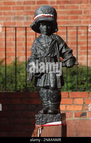 A vertical shot of Maly Powstaniec statue in commemoration of the child soldiers who fought and died during the Warsaw Uprising of 1944 Stock Photo