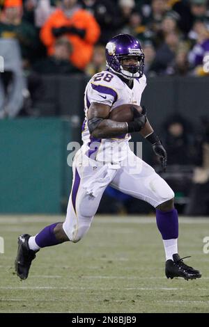 Adrian Peterson #28 of the Minnesota Vikings rushes Stock Photo - Alamy