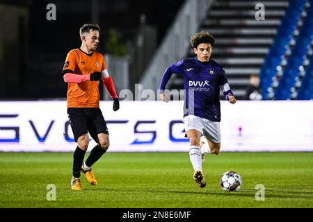 Deinze's Gaetan Hendrickx and RSCA Futures' Agyei Enock fight for the ball  during a soccer match between RSC Anderlecht Futures and KMSK Deinze,  Sunday 14 August 2022 in Anderlecht, on day 1