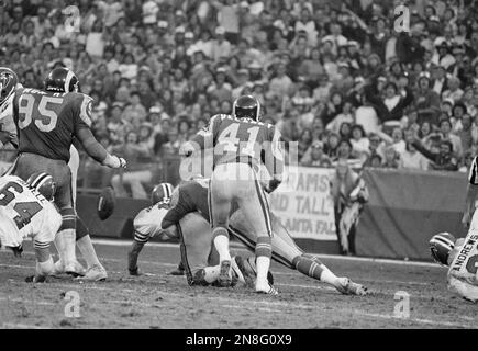 Frank Corral (3) of the Los Angeles Rams, kicks his third and final field  goal on Sunday Jan. 7, 1980 in Tampa against the Tampa Bay Buccaneers. The  Rams beat the Bucs