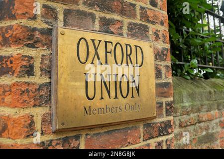 An engraved brass plaque or nameplate outside the entrance to the Oxford Union, a famous debating society in the historic city of Oxford, England, UK Stock Photo